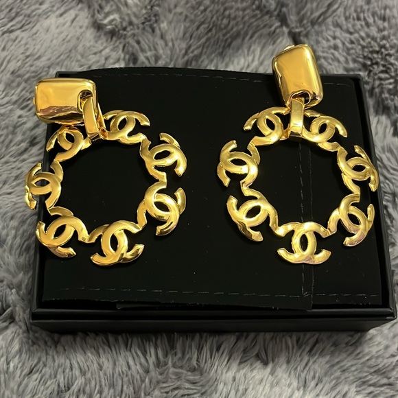 Vintage CHANEL Gold Logo Hoop Clip On Earrings - Picture 12 of 13